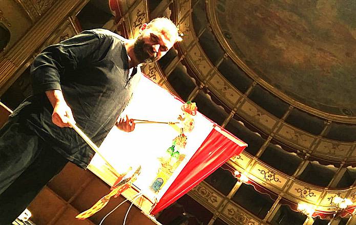 La tradizione teatrale turca prende vita nella distilleria con “il giudizio spettacolo di ombre in cui gli animali processano gli uomini
